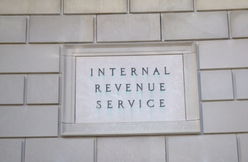 Image: IRS threatens prison for depositing cash in “Wrong” amounts (Video)