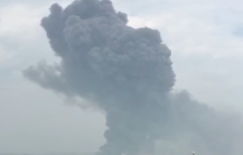 Image: Massive fire at China chemical plant: Giant cloud of smoke covers Hubei province (Video)