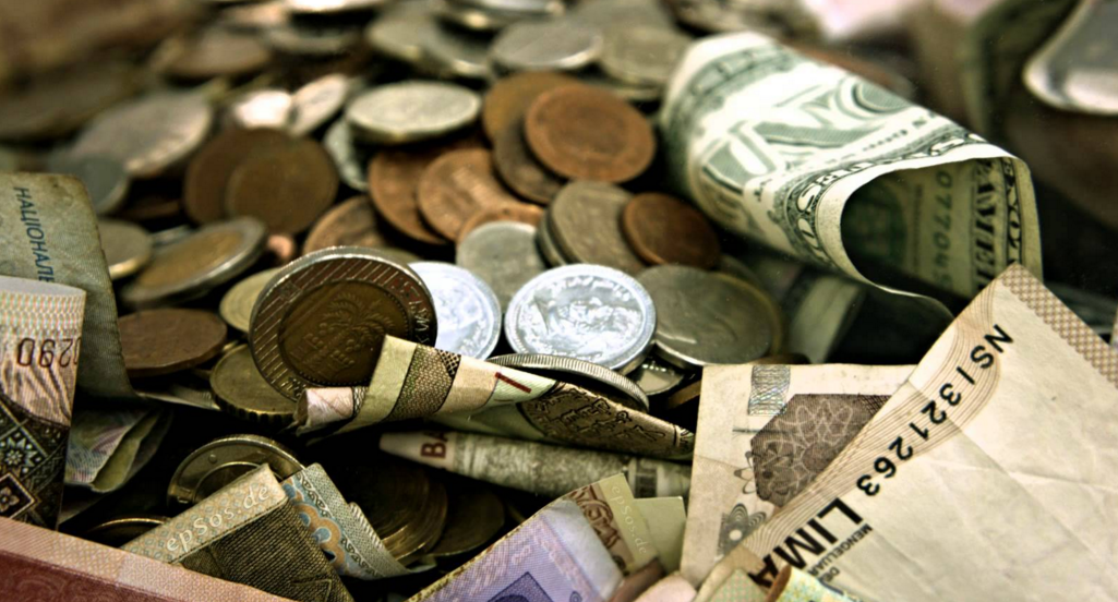 Image: Central bankers continually suppressing gold before the economy collapses (Video)