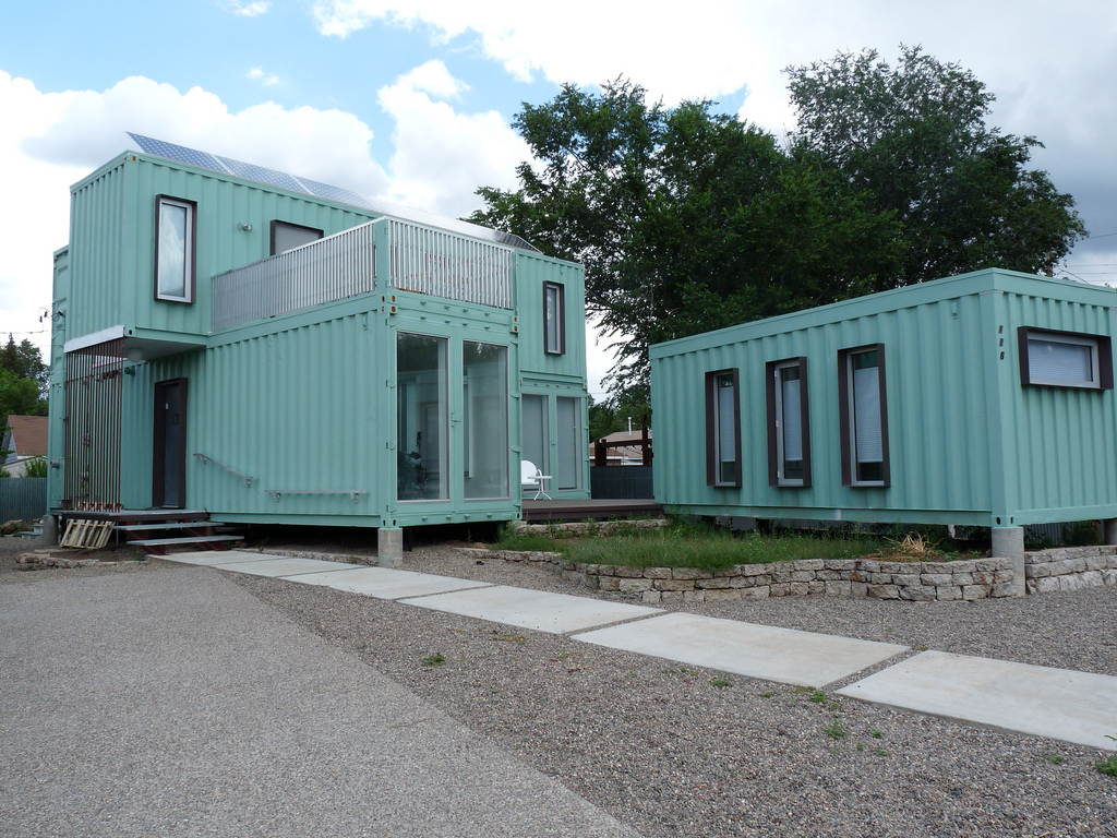 Image: Living off the Grid in a Self-Built Shipping Container Home (Video)
