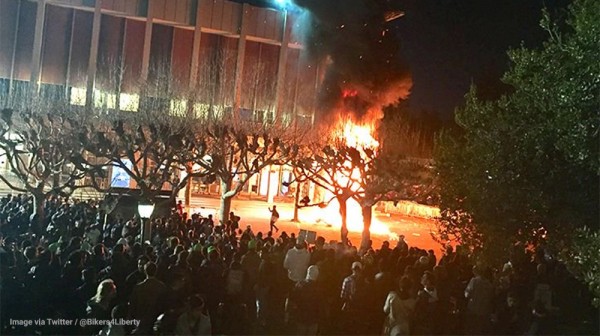 Image: 14 Minutes of Violent Students and Anarchists Setting Fire on UC Berkeley Campus (Video)